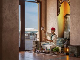 4 间餐厅，供应早餐、午餐和晚餐，国际美食