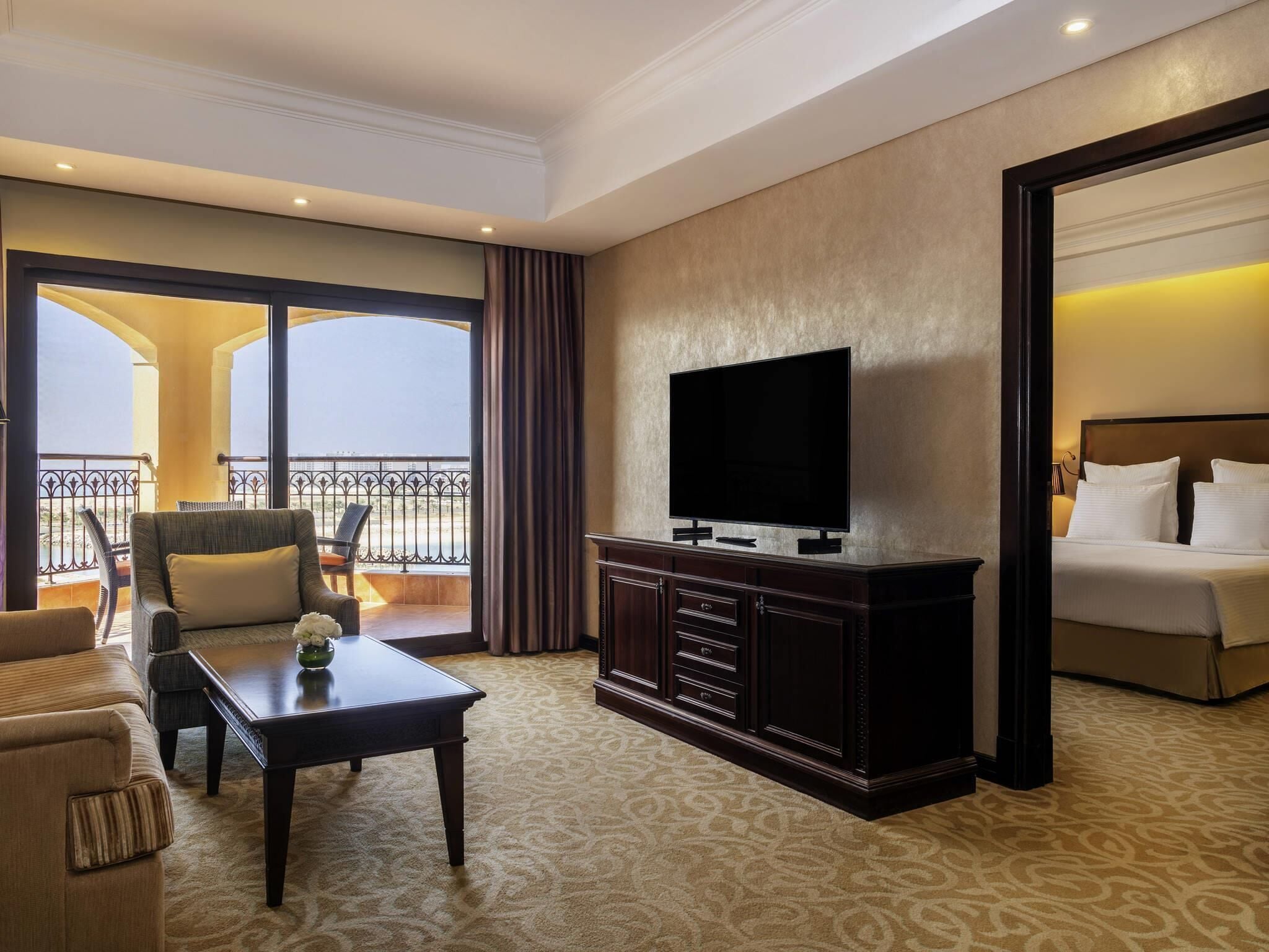 Suite, 1 très grand lit (1 Bedroom) | Literie de qualité supérieure, matelas mémoire de forme, minibar