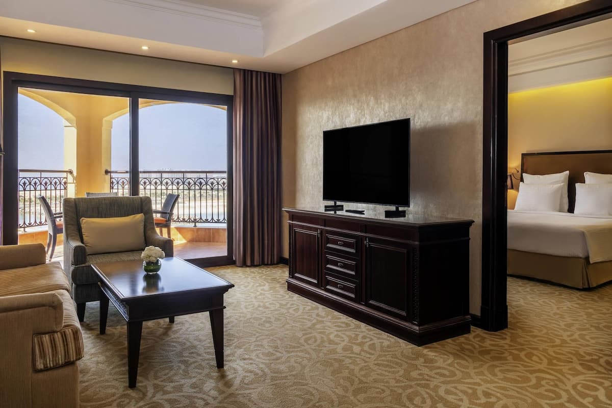 Suite, 1 trÚs grand lit (1 Bedroom) | Literie de qualité supérieure, matelas mémoire de forme, minibar