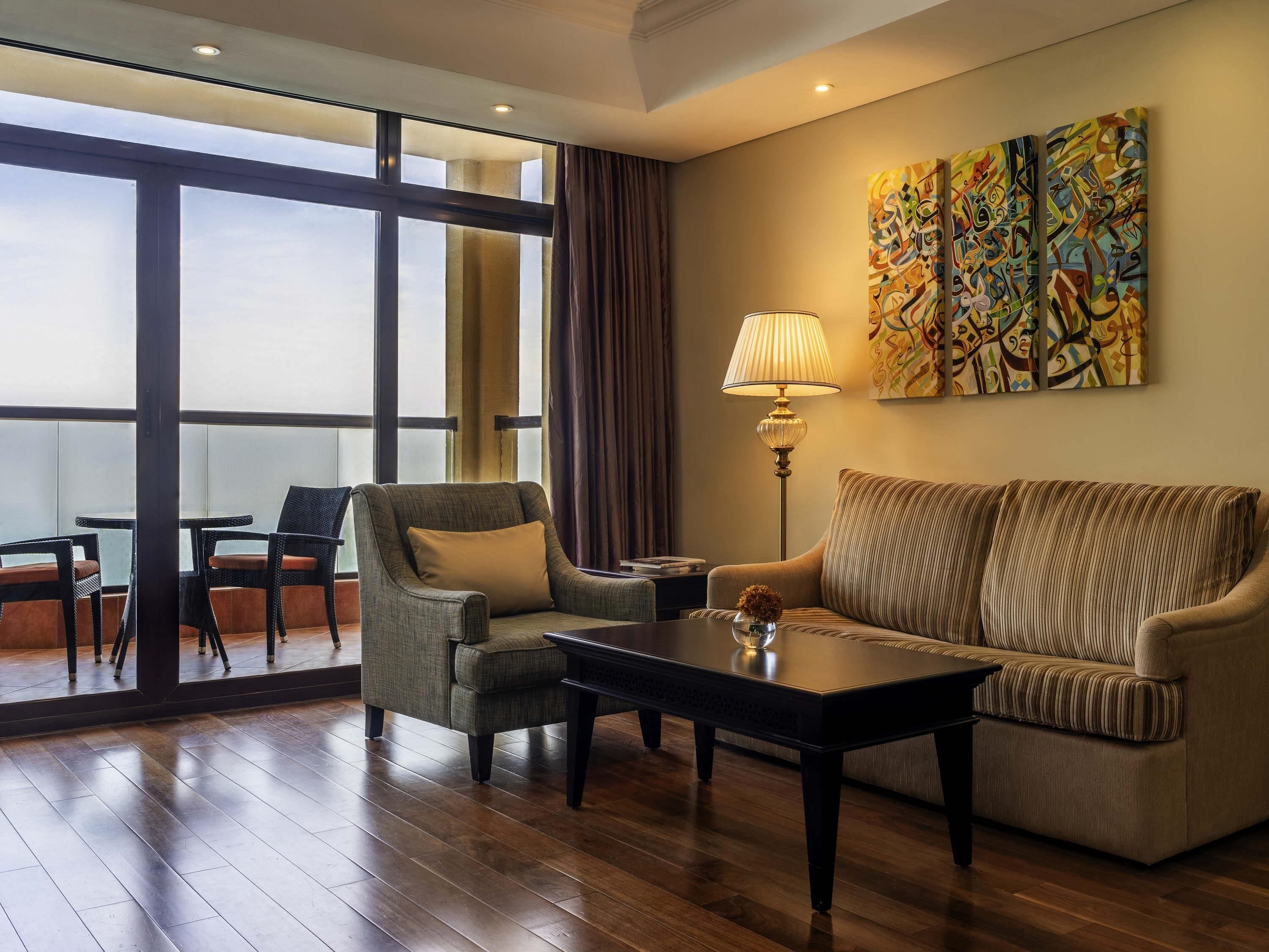 Ropa de cama de alta calidad, colchones con efecto memoria y minibar 