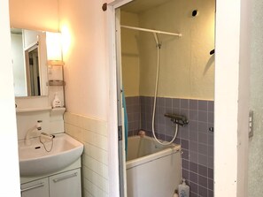 Shower, hair dryer, bidet, towels