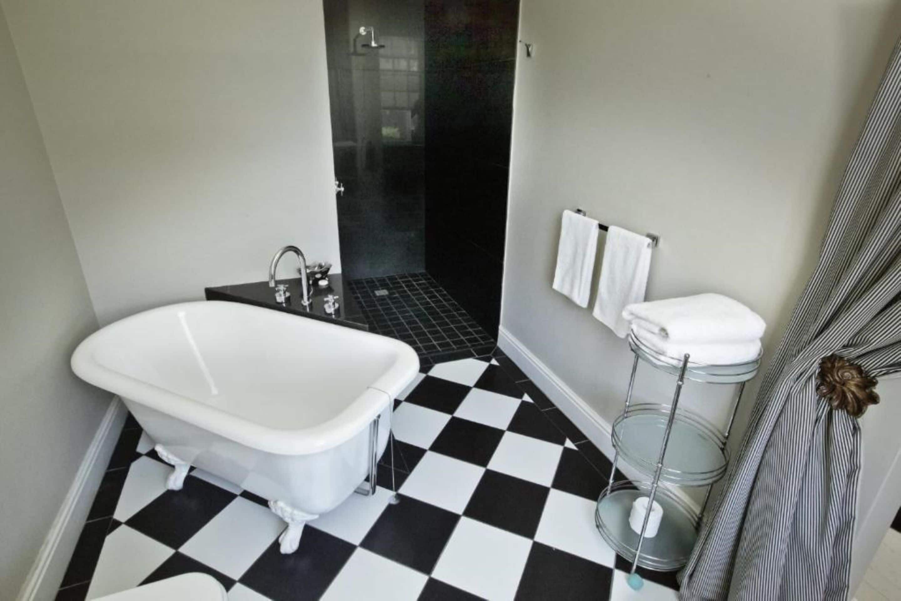 deluxe room, bathtub | bathroom | shower, free toiletries, hair dryer, towels