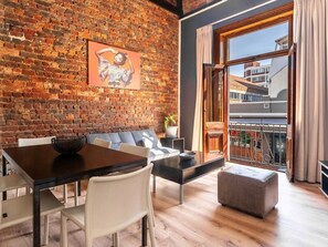 Chambre Familiale, 2 chambres, non-fumeurs | Coin séjour | Télévision LCD