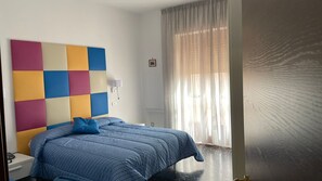 Basic-Doppel- oder -Zweibettzimmer | Minibar, Schreibtisch, kostenloses WLAN, Bettwäsche