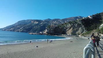 Una spiaggia nelle vicinanze, sabbia scura