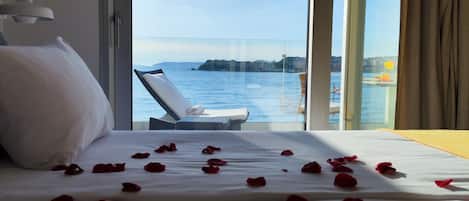 Premium Suite | 1 bedroom, premium bedding, minibar, in-room safe