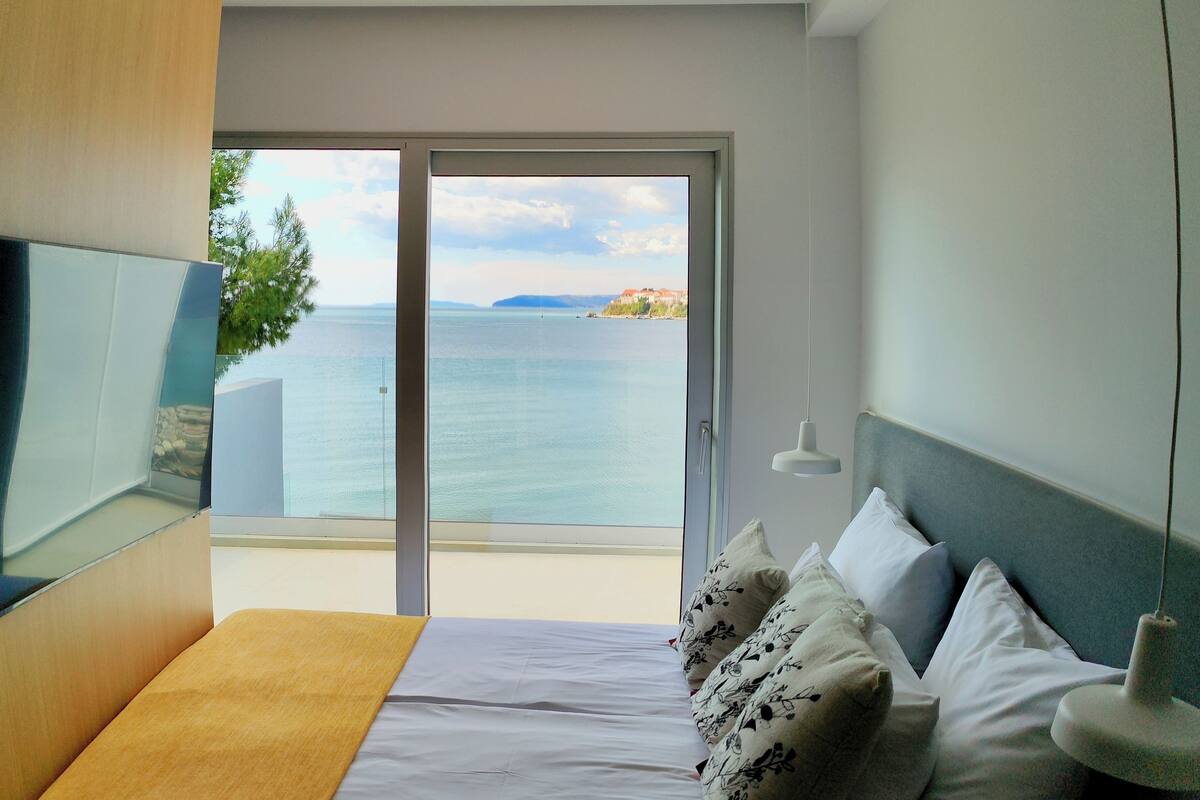 premium suite | 1 bedroom, premium bedding, minibar, in-room safe