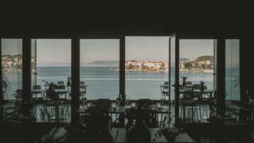 Serves breakfast and brunch