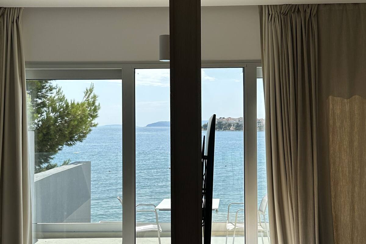 premium suite | 1 bedroom, premium bedding, minibar, in-room safe