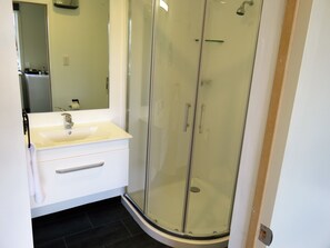 Upper Level Standard Studio | Soundproofing, iron/ironing board, free WiFi, bed sheets - Admirals Motor Lodge (Blenheim)