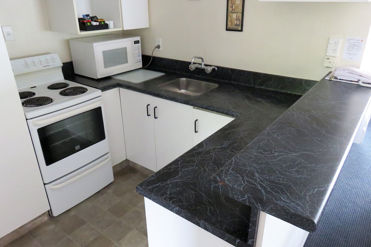 apartment, 3 bedrooms | private kitchen | coffee/tea maker, electric kettle, cookware/dishes/utensils