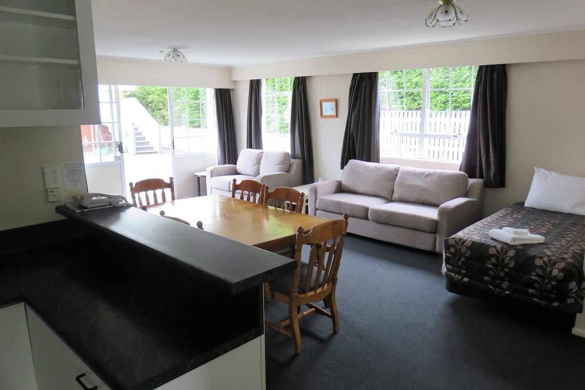 apartment, 3 bedrooms | 1 bedroom, soundproofing, iron/ironing board, free wifi