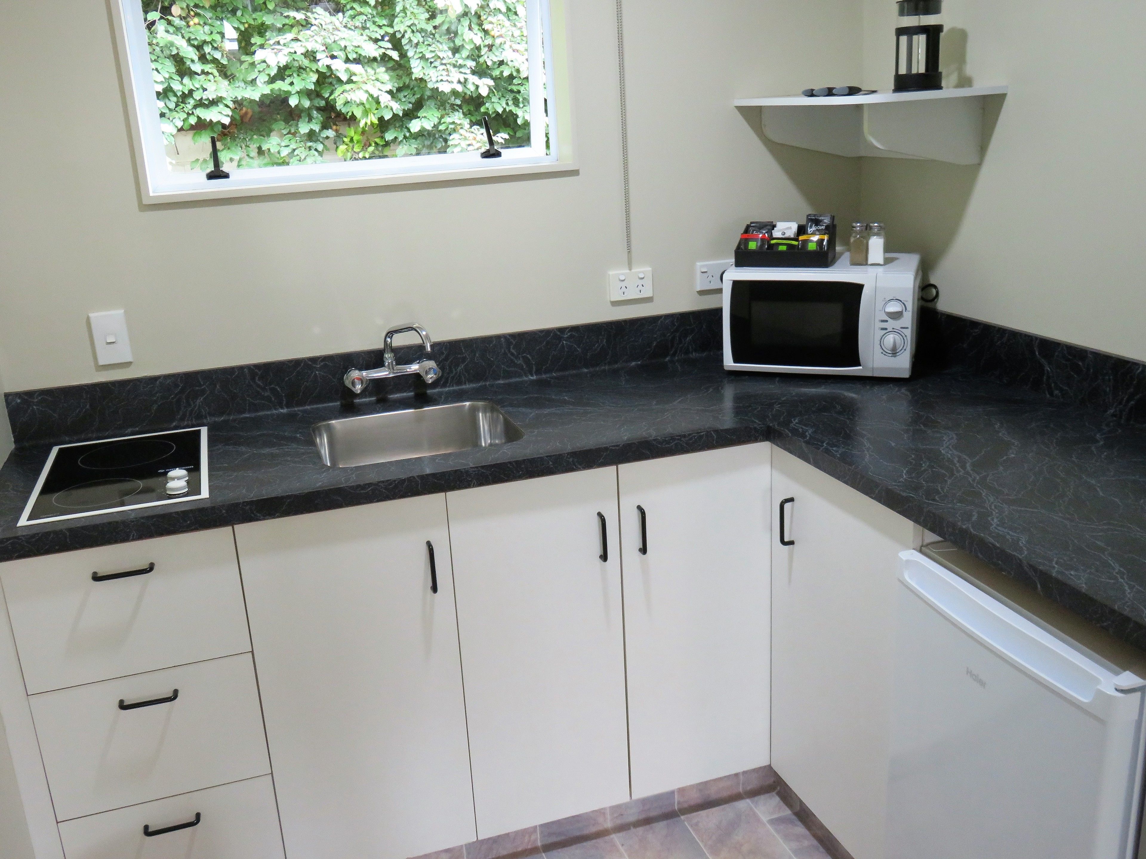 coffee/tea maker, electric kettle, cookware/dishes/utensils