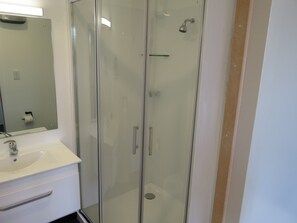 Upper Level Standard Studio | Soundproofing, iron/ironing board, free WiFi, bed sheets - Admirals Motor Lodge (Blenheim)