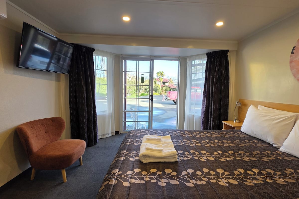 Ground Floor Studio | Soundproofing, iron/ironing board, WiFi (free), bed sheets