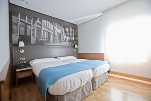 办公桌、折叠床/加床（额外收费）、免费 WiFi