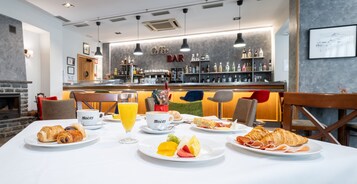 Free daily buffet breakfast