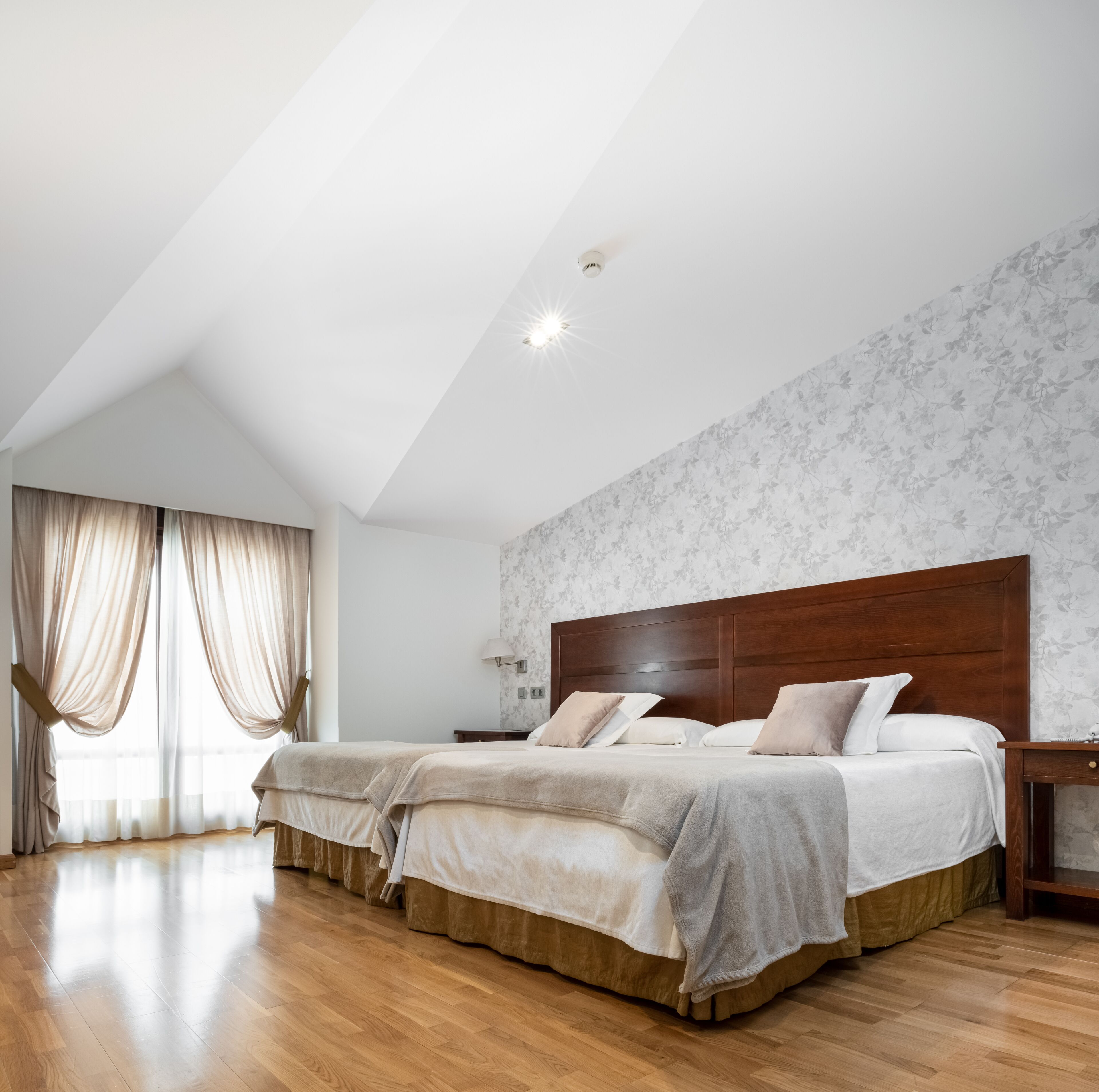 family room | minibar, in-room safe, desk, soundproofing