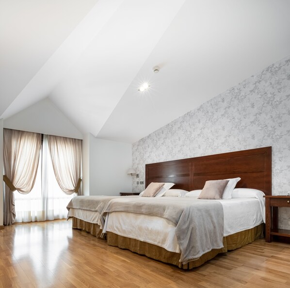 Minibar, coffres-forts dans les chambres, bureau, chambres insonorisées