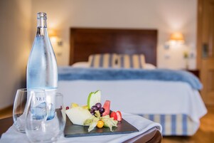 迷你吧、客房内保险箱、办公桌、隔音