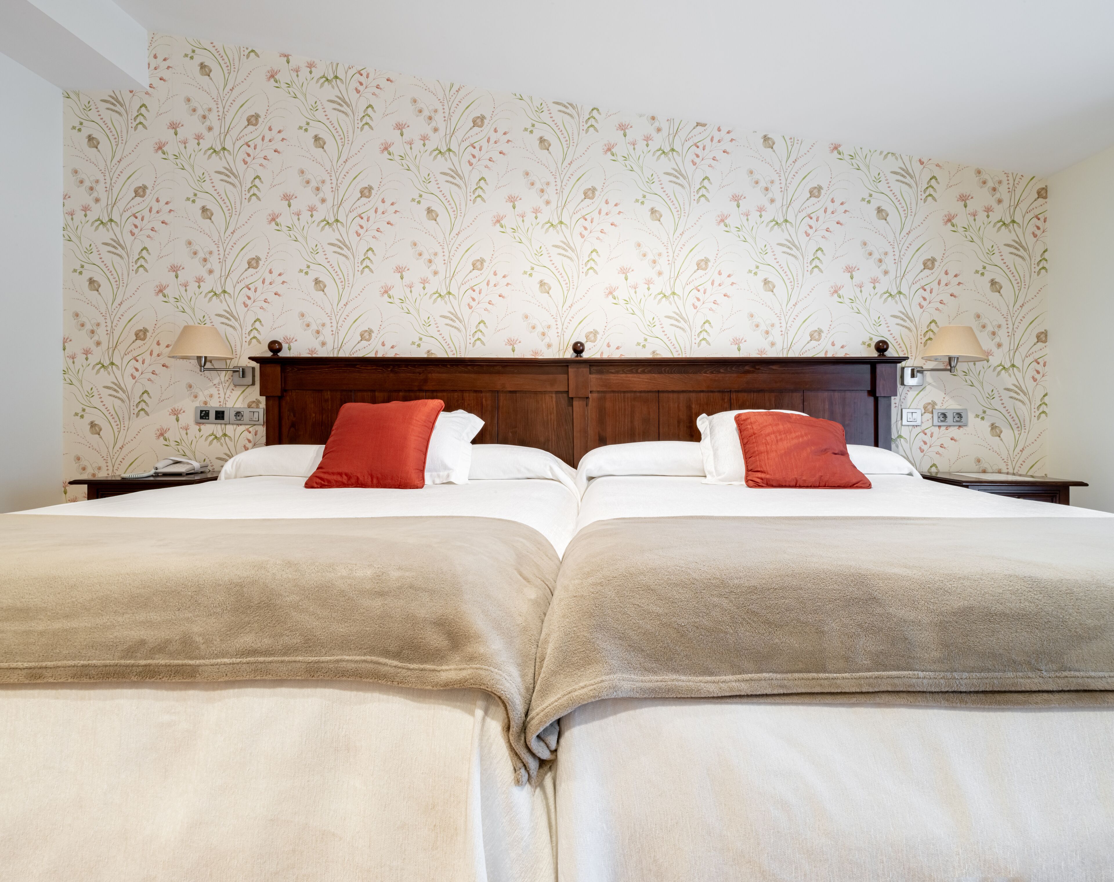 family room | minibar, in-room safe, desk, soundproofing