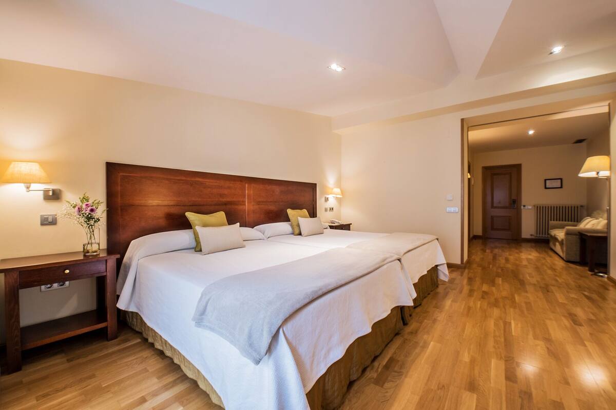Frigobar, cofres nos quartos, escrivaninha, quartos à prova de som