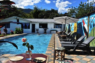 Una piscina al aire libre, sillones reclinables de piscina
