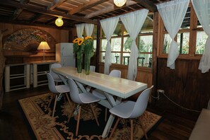 Living area - Casa de Piedra (Mindo)