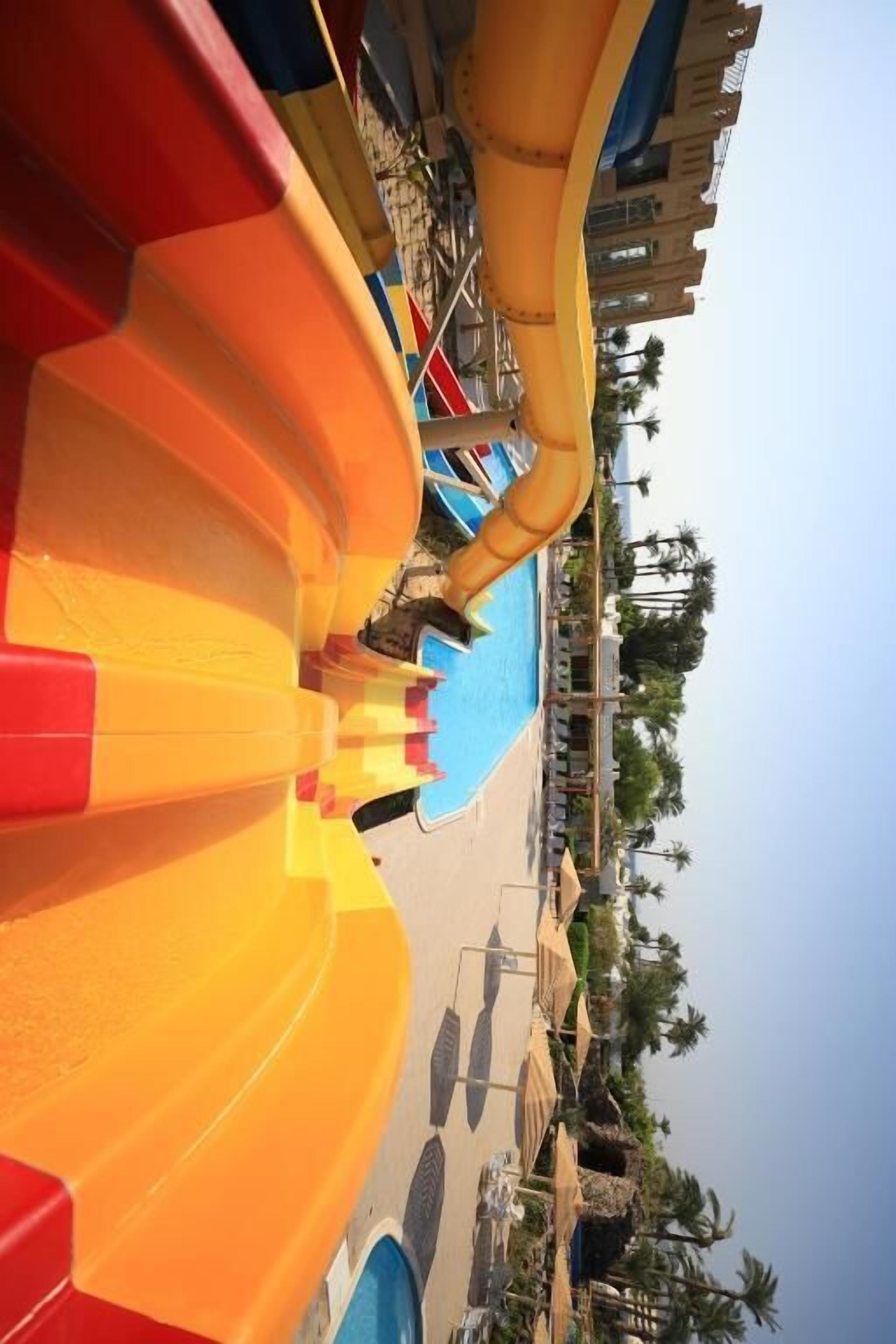 Un parque acuático con varias toboganes y una zona de piscina.