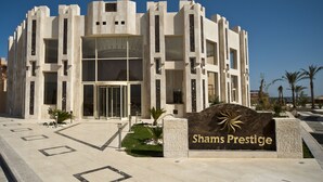 Un edificio moderno con un letrero que dice "Shams Prestige".