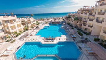 2 piscines extérieures, parasols de plage, chaises longues