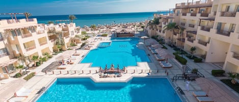 2 piscines extérieures, parasols de plage, chaises longues