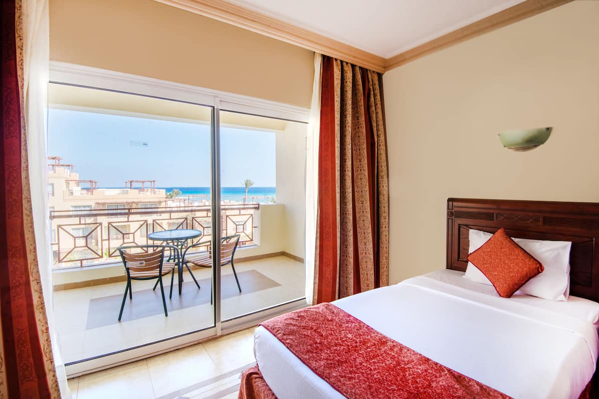 Standard Room | Minibar, in-room safe, desk, free cots/infant beds