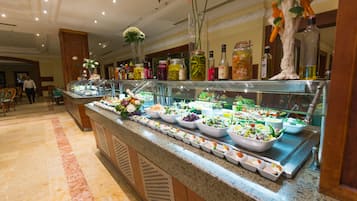 3 間餐廳;供應早餐、午餐、晚餐;多國菜