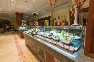 3 间餐厅，供应早餐、午餐和晚餐，国际美食