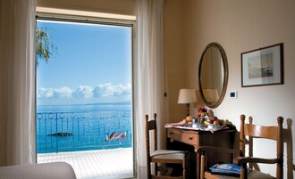 Standard Double Room | Minibar, in-room safe, desk, soundproofing