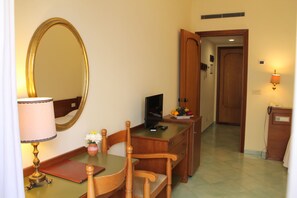 Standard Double Room | Minibar, in-room safe, desk, soundproofing - Hotel Terme Alexander (Ischia)