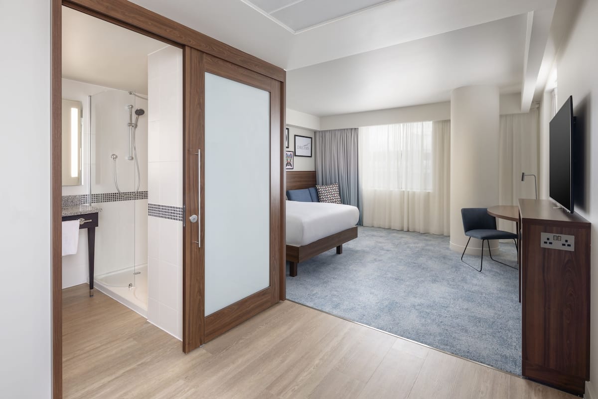 room, 1 queen bed with sofa bed, corner | view from room