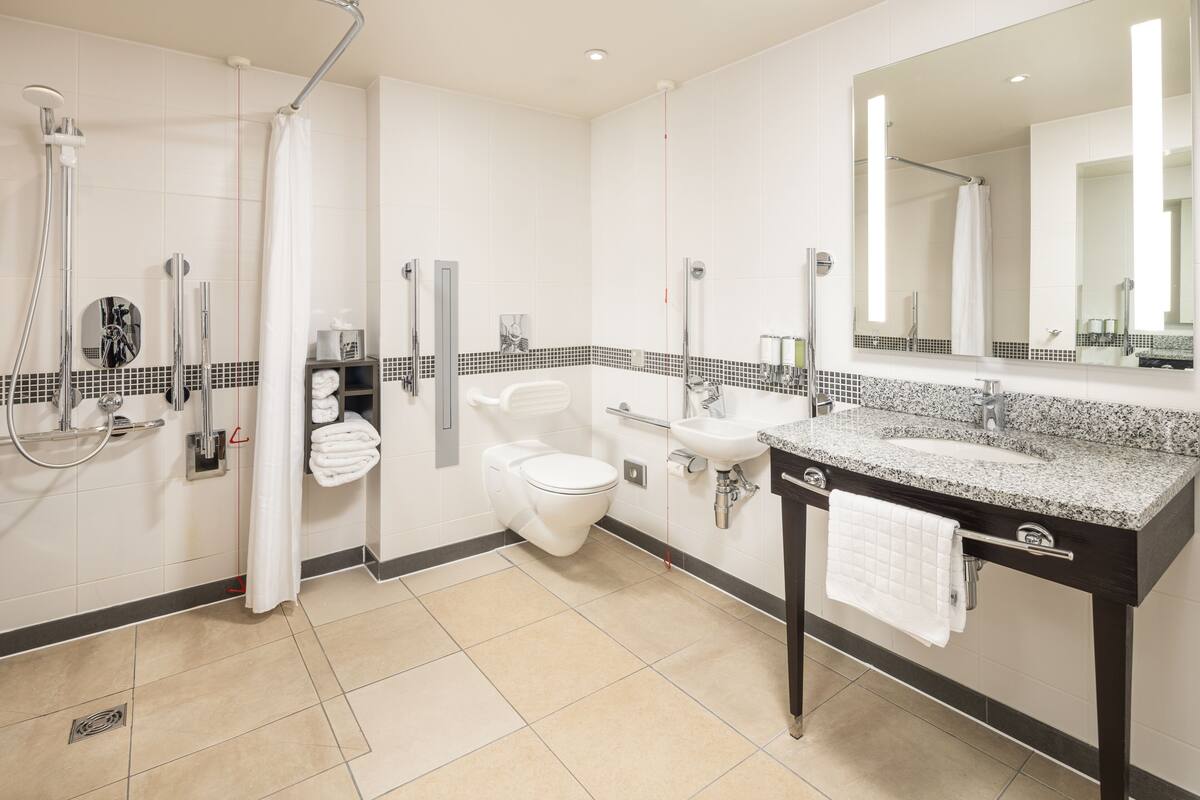 room, 1 queen bed, accessible | bathroom | eco-friendly toiletries, hair dryer, towels