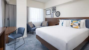 Room, 1 Queen Bed, Corner | In-room safe, desk, laptop workspace, blackout curtains