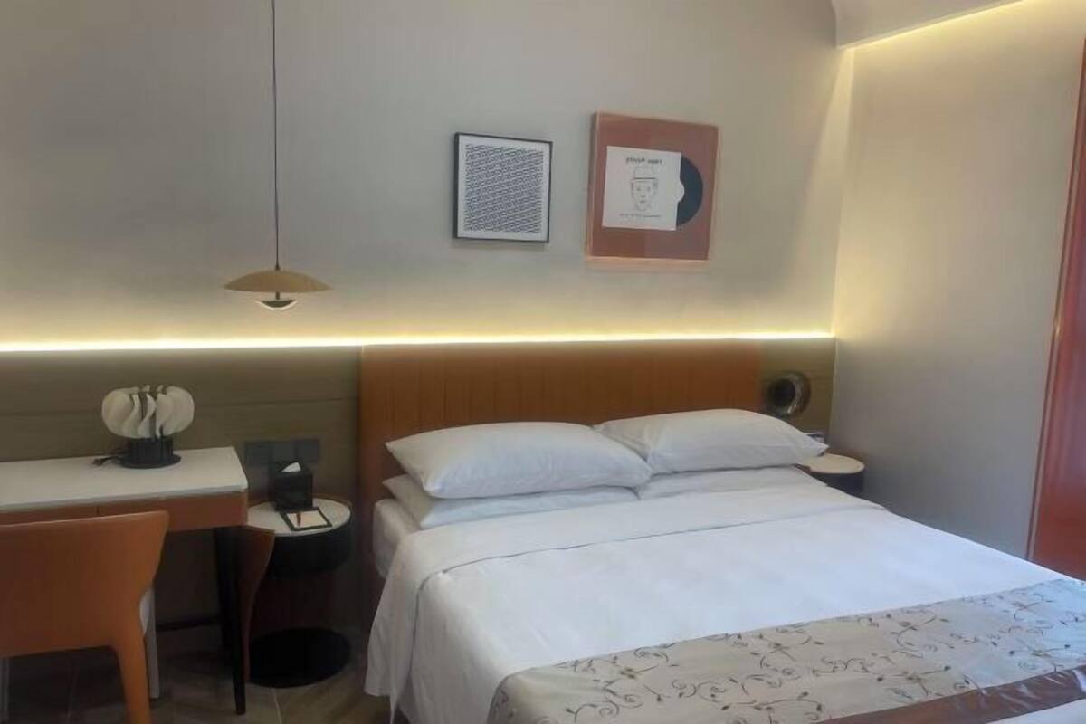 Free WiFi, bed sheets