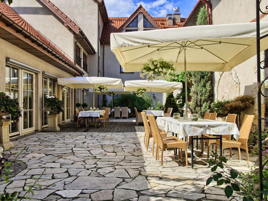 Frokost, lunsj og middag serveres, polske retter, uteservering