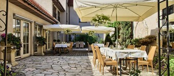 Villa Estera - Hotel & Restauracja