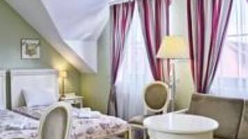 1 habitación, edredón, decoración personalizada y muebles diferentes