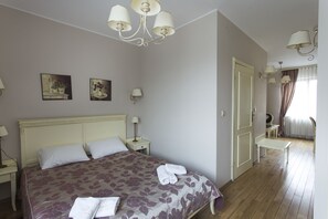 Cubrecamas, decoración personalizada, muebles diferentes y escritorio 