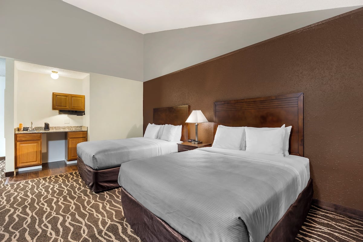 Room, 2 Queen Beds, Non Smoking, Golf View | Iron/ironing board, cribs/infant beds, rollaway beds, free WiFi