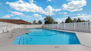 Una piscina al aire libre de temporada