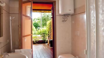 Apartment, 1 Schlafzimmer | Badezimmer | Dusche, Hausschuhe, Bidet, Handtücher
