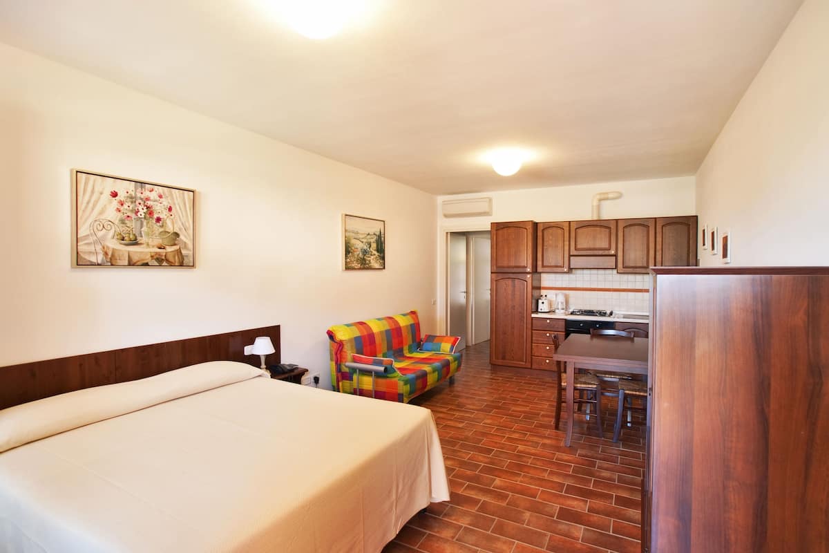 Studio | Private kitchen | Full-size fridge, oven, stovetop, coffee/tea maker