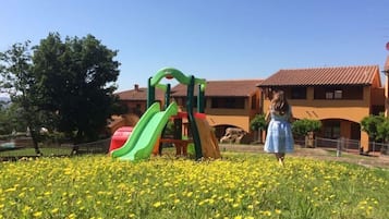 Area giochi per bambini (all'aperto)